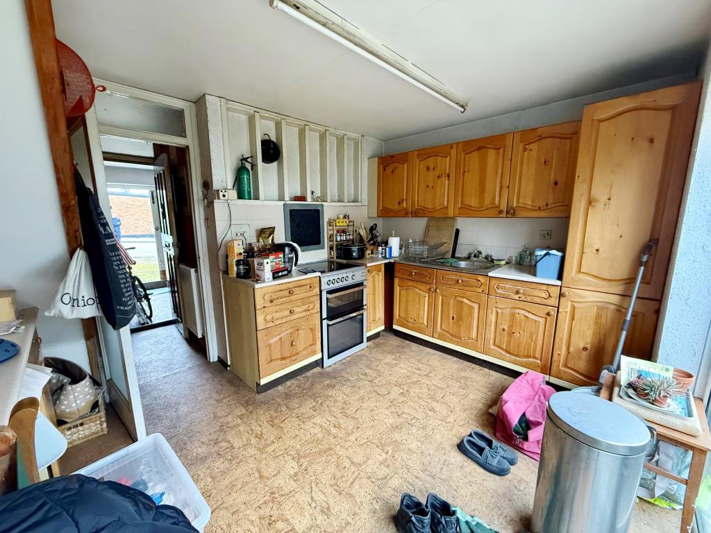 Lot: 162 - END-TERRACE HOUSE FOR IMPROVEMENT - Kitchen with access to garden